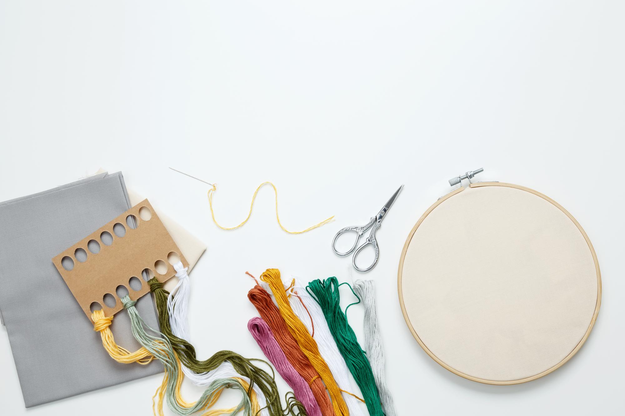 haftowane naszywki na stole warsztatowym