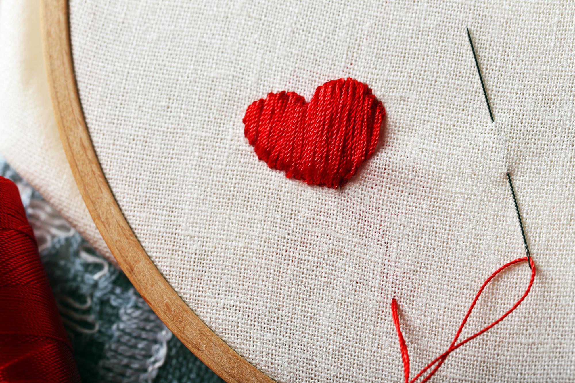 haftowane serce na lnianej tkaninie